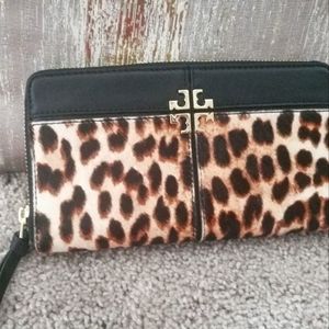 NWT! Tory Burch wallet. great for Christmas Gift